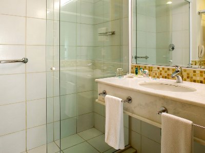 bathroom - hotel mercure salvador rio vermelho - salvador, brazil