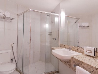 bathroom - hotel mercure salvador boulevard - salvador, brazil