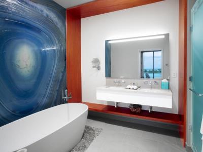 bathroom - hotel margaritaville beach resort - nassau, bahamas