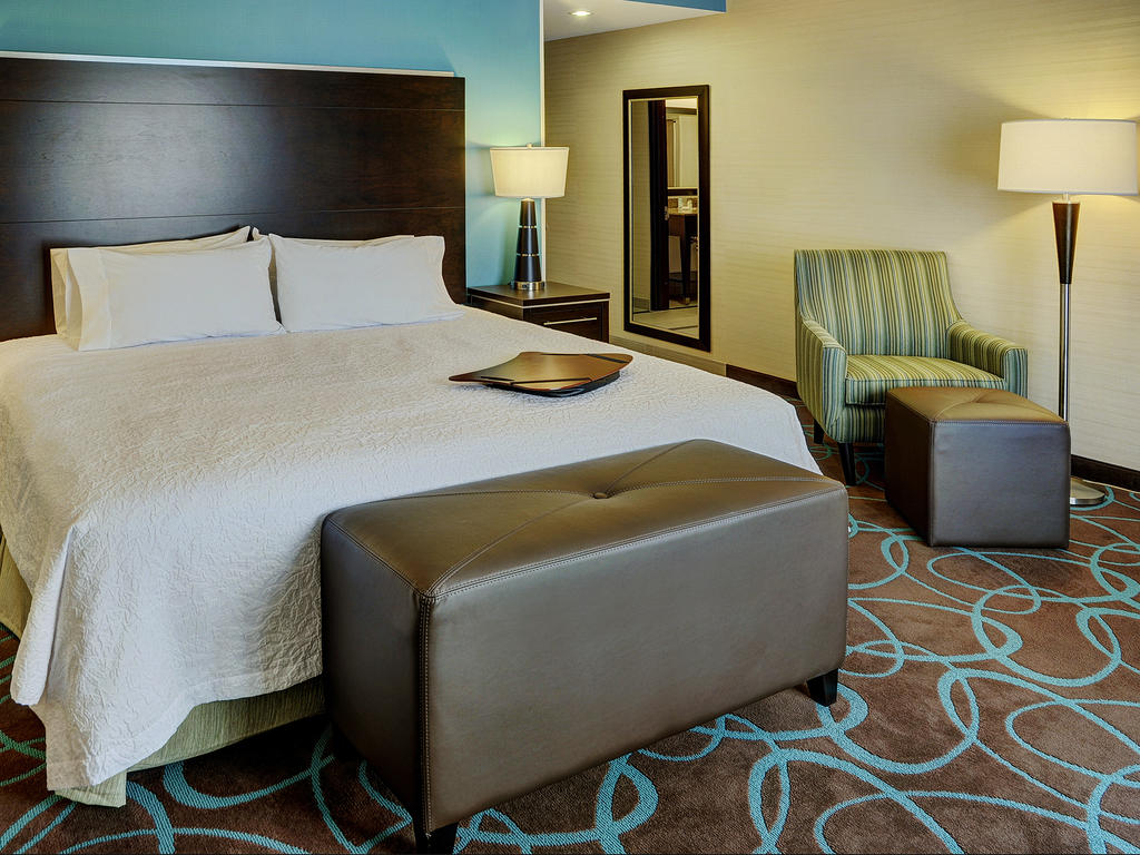 bedroom 1 - hotel hampton inn by hilton winnipeg/airport - winnipeg, canada