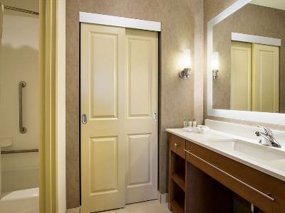 bathroom - hotel homewood suites airport-polo park - winnipeg, canada