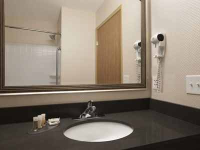bathroom 1 - hotel days inn suite winnipeg airport manitoba - winnipeg, canada