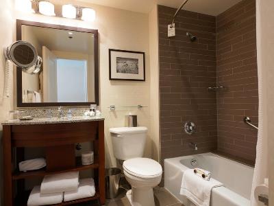 bathroom 1 - hotel fairmont winnipeg - winnipeg, canada