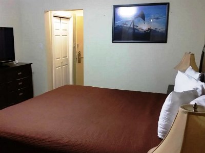 bedroom 1 - hotel baymont by wyndham edson - edson, canada