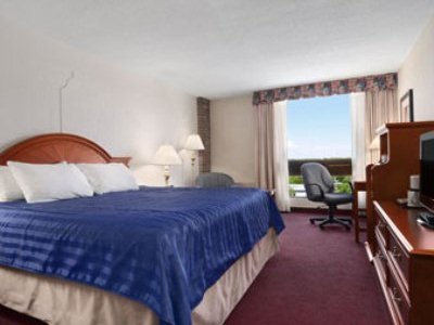 standard bedroom - hotel ramada lethbridge - lethbridge, canada