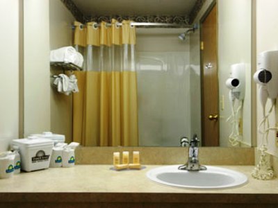 bathroom - hotel days inn by wyndham red deer - red deer, canada
