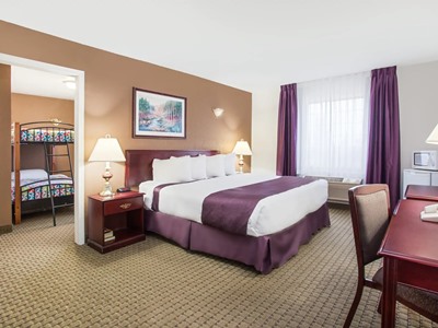 bedroom 2 - hotel ramada by wyndham red deer - red deer, canada