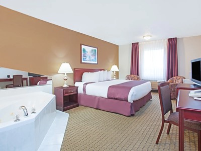 bedroom 3 - hotel ramada by wyndham red deer - red deer, canada