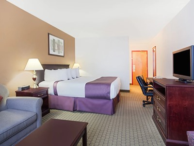 bedroom 4 - hotel ramada by wyndham red deer - red deer, canada