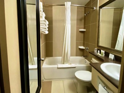 bathroom - hotel ramada by wyndham whitecourt - whitecourt, canada