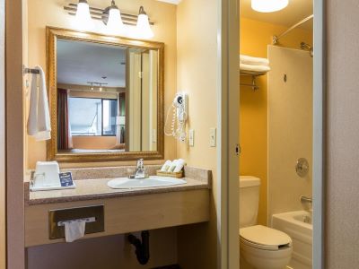 bathroom - hotel accent inn kamloops - kamloops, canada