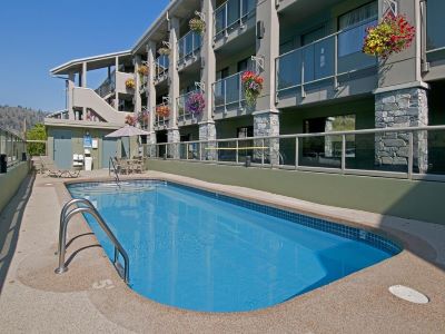 outdoor pool - hotel accent inn kamloops - kamloops, canada