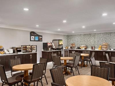 breakfast room - hotel days inn by wyndham kelowna - kelowna, canada