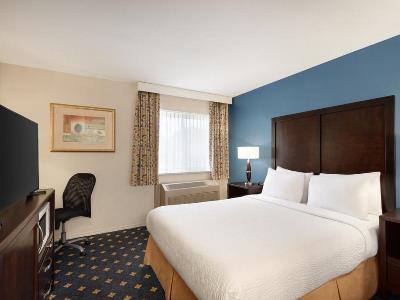 bedroom - hotel days inn by wyndham kelowna - kelowna, canada