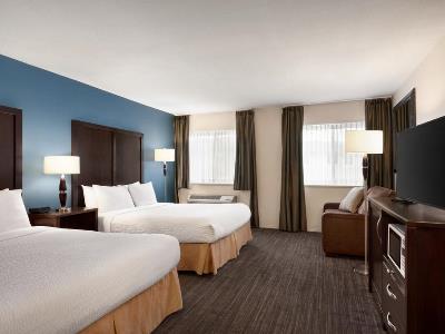 bedroom 1 - hotel days inn by wyndham kelowna - kelowna, canada