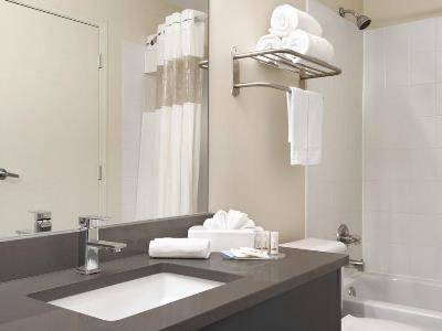 bathroom - hotel days inn by wyndham kelowna - kelowna, canada