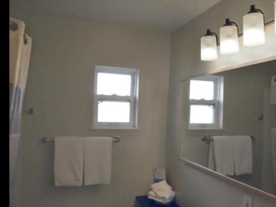 bathroom - hotel knights inn merritt - merritt, canada