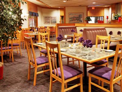 restaurant - hotel ramada plaza by wyndham prince george - prince george, canada