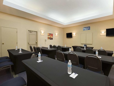 conference room - hotel travelodge by wyndham vancouver airport - richmond, canada