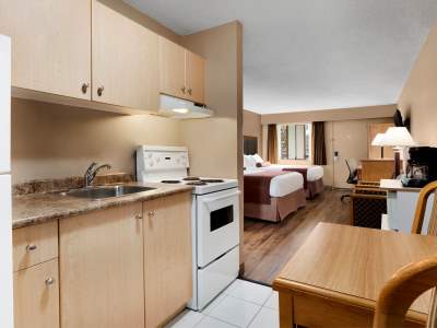 bedroom 1 - hotel days inn by wyndham victoria uptown - victoria, canada