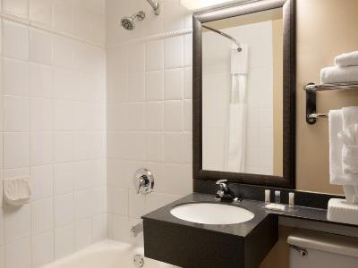 bathroom - hotel days inn victoria on the harbour - victoria, canada