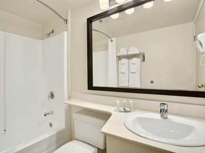 bathroom - hotel travelodge suites by wyndham saint john - saint john, canada