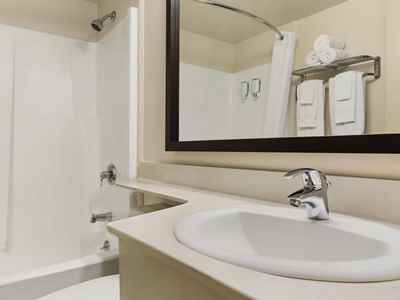 bathroom 1 - hotel travelodge suites by wyndham saint john - saint john, canada
