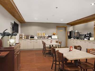 breakfast room - hotel travelodge suites by wyndham saint john - saint john, canada