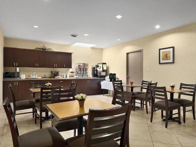 breakfast room - hotel days inn by wyndham brampton - brampton, canada