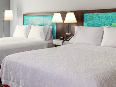 bedroom 1 - hotel hampton inn and suites burlington - burlington, canada