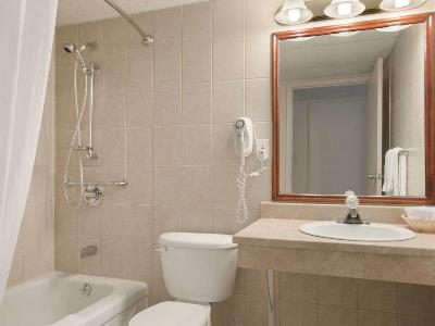 bathroom - hotel travelodge by wyndham cambridge-waterloo - cambridge, canada