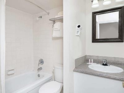 bathroom - hotel super 8 cambridge/kitchener/waterloo - cambridge, canada