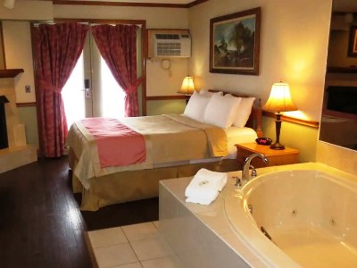 bedroom - hotel super 8 gananoque/country squire resort - gananoque, canada