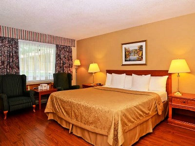 bedroom 1 - hotel super 8 gananoque/country squire resort - gananoque, canada