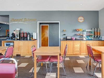 breakfast room - hotel howard johnson by wyndham gananoque - gananoque, canada