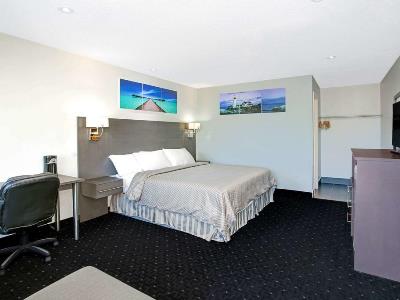 bedroom 1 - hotel howard johnson by wyndham gananoque - gananoque, canada