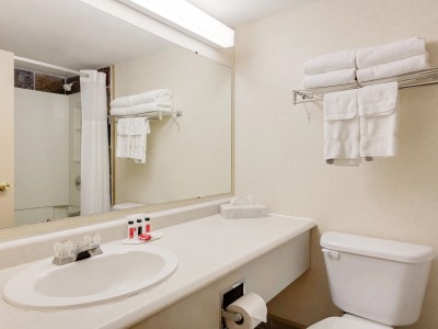 bathroom - hotel ramada pinewood park resort north bay - north bay, canada