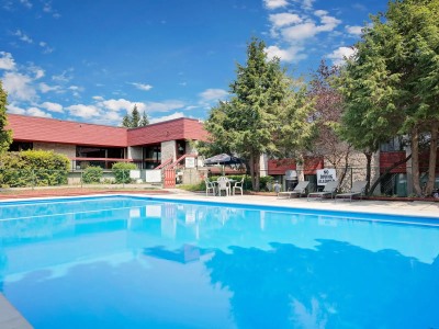 outdoor pool - hotel ramada pinewood park resort north bay - north bay, canada