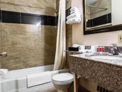 bathroom - hotel super 8 by wyndham pembroke - pembroke, canada