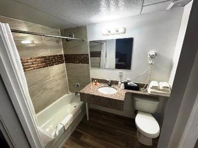 bathroom 2 - hotel super 8 by wyndham pembroke - pembroke, canada
