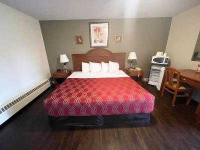 bedroom 3 - hotel super 8 by wyndham pembroke - pembroke, canada
