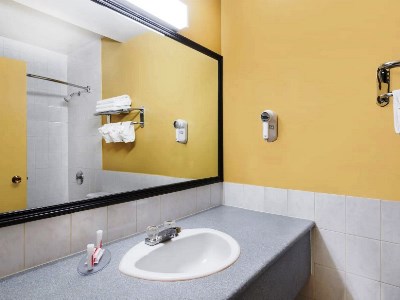 bathroom - hotel super 8 by wyndham thunder bay - thunder bay, canada
