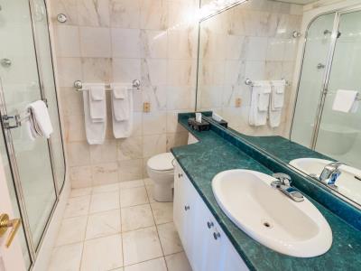 bathroom 2 - hotel ramada by wyndham thunder bay airlane - thunder bay, canada