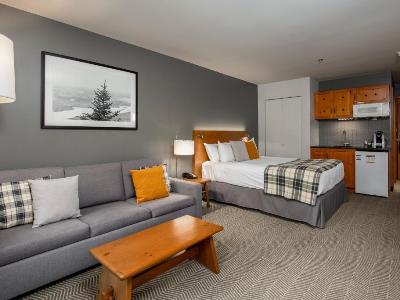 bedroom 1 - hotel le lodge de la montagne - mont-tremblant, canada