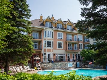 outdoor pool 6 - hotel tour des voyageurs i - mont-tremblant, canada