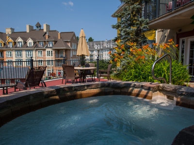 outdoor pool 3 - hotel tour des voyageurs i - mont-tremblant, canada