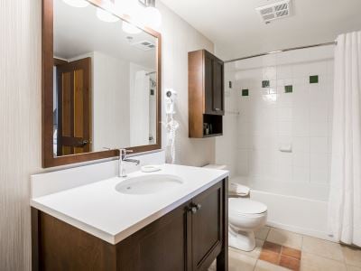 bathroom - hotel tour des voyageurs i - mont-tremblant, canada