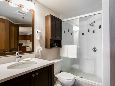bathroom 2 - hotel tour des voyageurs i - mont-tremblant, canada