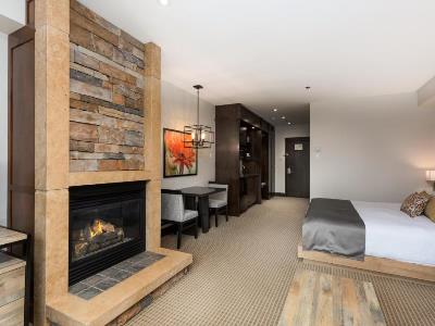 bedroom 1 - hotel ermitage du lac - mont-tremblant, canada