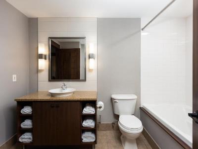 bathroom - hotel ermitage du lac - mont-tremblant, canada